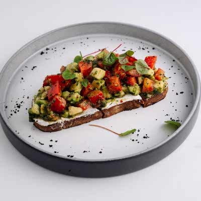 Блюдо от Шефа: Королевская брускетта с авокадо, тунцом и бейби картофелем.