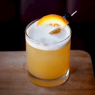 Тыквенно-пряный Виски Сауэр (пряный виски, тыквенный сироп, лимон, ангостура, белок)