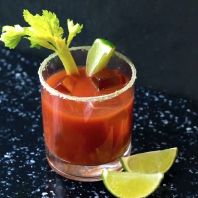 Кровавая Мэри (текила, томаты, специи, бальзамик, ворчестер, имбирь, соленья)