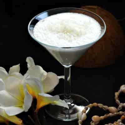 Баунти (тёмный ром, ликёр «кокос», сливки, ликёр «какао», кокосовая стружка/шоколад)