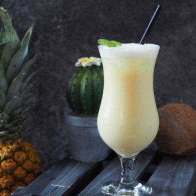 Дабл Пина колада (ром светлый, ананасовое пюре, сливки, кокос, ликёр, свежие дольки ананаса)