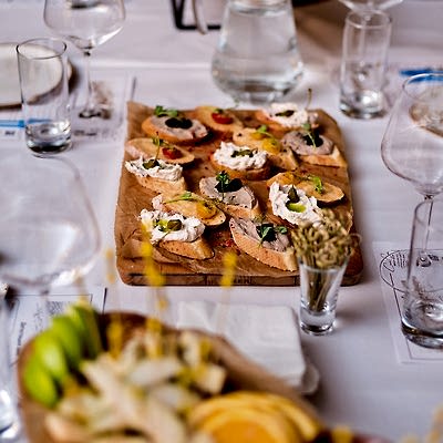 Фуршет</p>-Камамбер с сезонной ягодой/фруктом -Хрустящая тарталетка с тигровой креветкой -Испанский тапас с пряным чоризо -Канапе капрезе с домашним песто -Французское парфе с крутоном