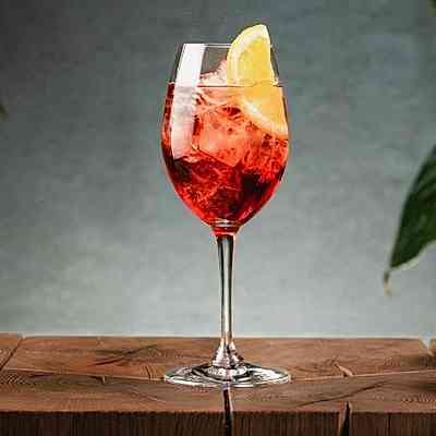 Кампари Спритц (кампари на малине, гренадин, вермут красный, игристое, мята, ягоды малины)