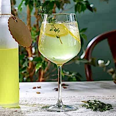 Лимончелло Шприц (лимончелло, игристое, белый вермут, газированная вода, базилик)