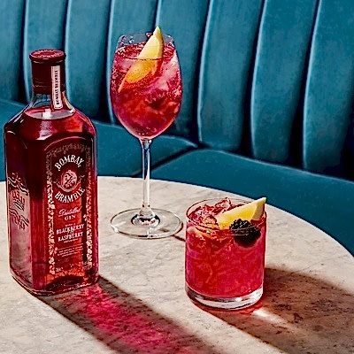 Малиновый джин тоник (ягодный джин, свежая малина, базилик, сироп, гренадин, тоник)