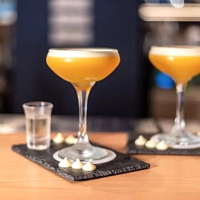 Порн Стар Манго Чили (водка, манго пюре, лайма, пряный сироп с чили, белок, игристое)