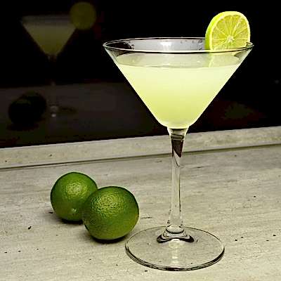 Бразильский Дайкири (светлый ром, кашаса, сироп «кактус», лайм)