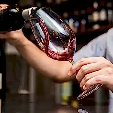 Как правильно держать бокал с вином?